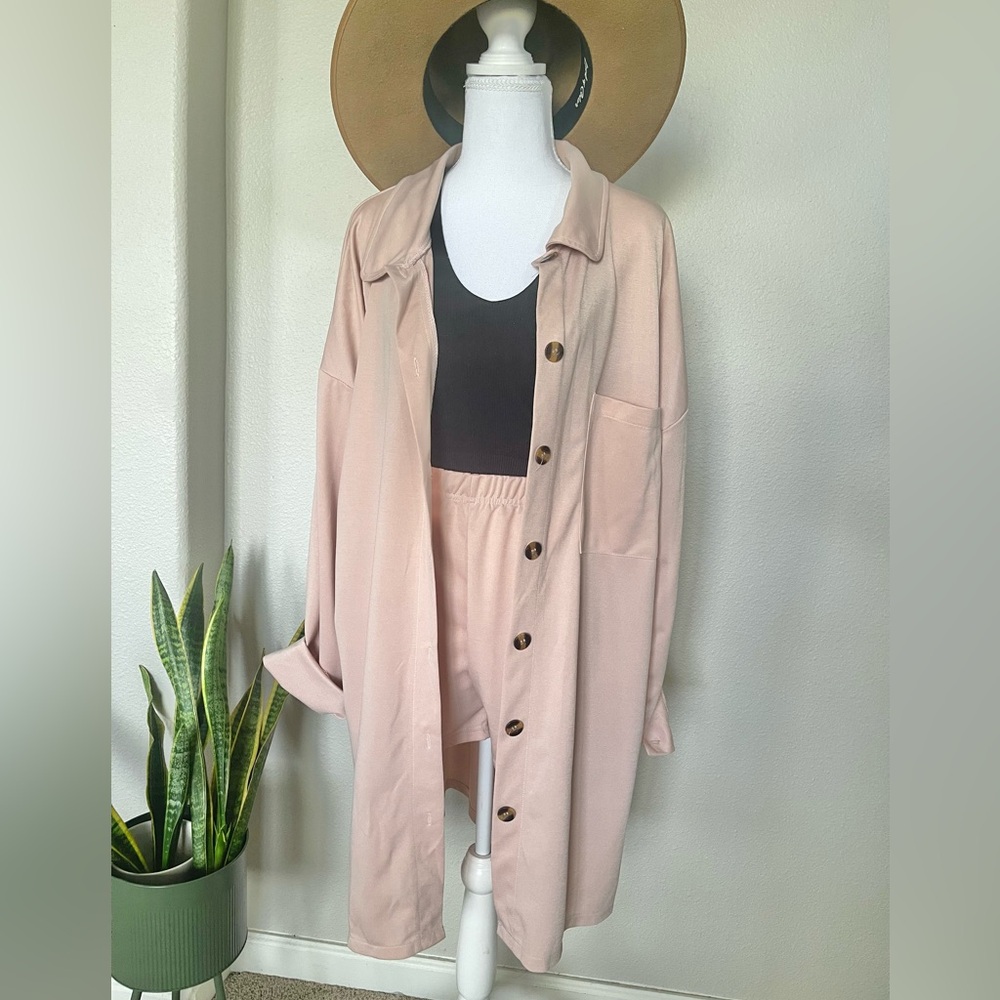 New - Women's Blush Button-Up shirt/tunic - FREE Shorts! - Picture 3 of 11